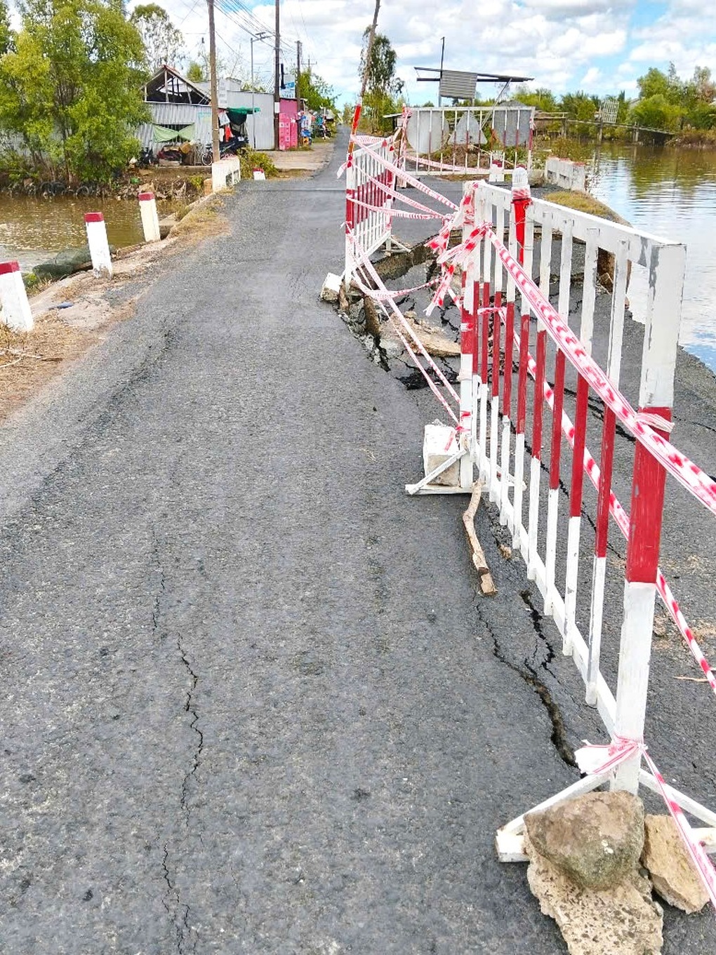 Sụt lún nửa mặt đường gần cống Bào Tròn ở Cà Mau, tạm dừng ô tô lưu thông - 1 Sụt lún nửa mặt đường gần cống Bào Tròn ở Cà Mau, tạm dừng ô tô lưu thông - 1