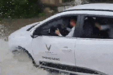 Ô tô điện VinFast vô tư lội nước trong khi nhiều xe xăng "chôn chân"