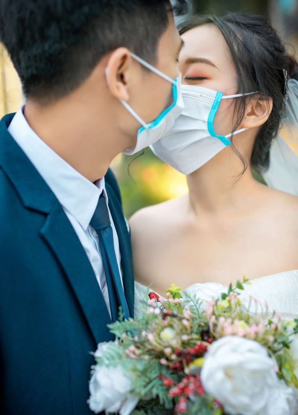 Dịch corona bùng phát, bộ ảnh cưới cô dâu chú rể đeo khẩu trang gây “sốt” mạng - 2 Dịch corona bùng phát, bộ ảnh cưới cô dâu chú rể đeo khẩu trang gây “sốt” mạng - 2