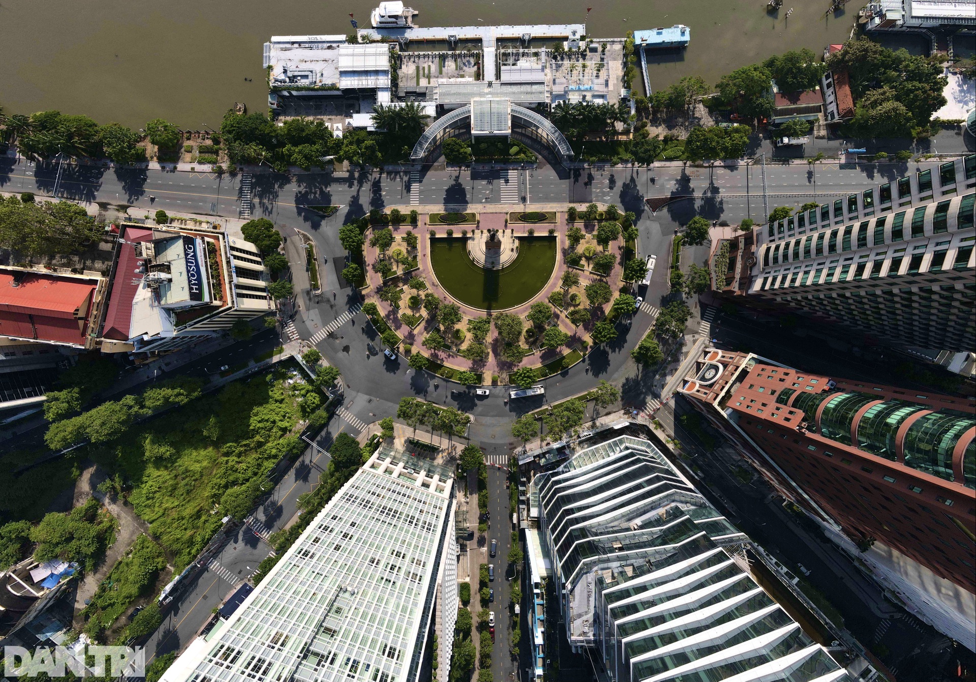 Cận cảnh khu tượng đài Trần Hưng Đạo xuống cấp sắp được thay áo mới - 14 Cận cảnh khu tượng đài Trần Hưng Đạo xuống cấp sắp được thay áo mới - 14