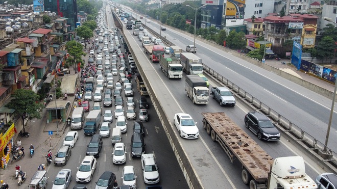 Hà Nội: Hình ảnh ô tô không lối thoát tại đường vành đai 3 trên cao - 7 Hà Nội: Hình ảnh ô tô không lối thoát tại đường vành đai 3 trên cao - 7