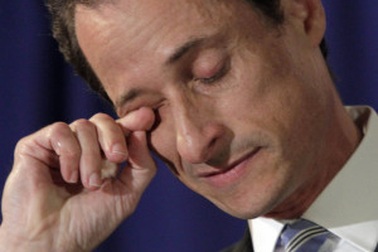 Nghị sĩ Mỹ bật khóc khi thú nhận gửi ảnh khiêu dâm