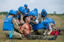 Diễn tập cấp cứu công binh "mũ nồi xanh" bằng máy bay trực thăng