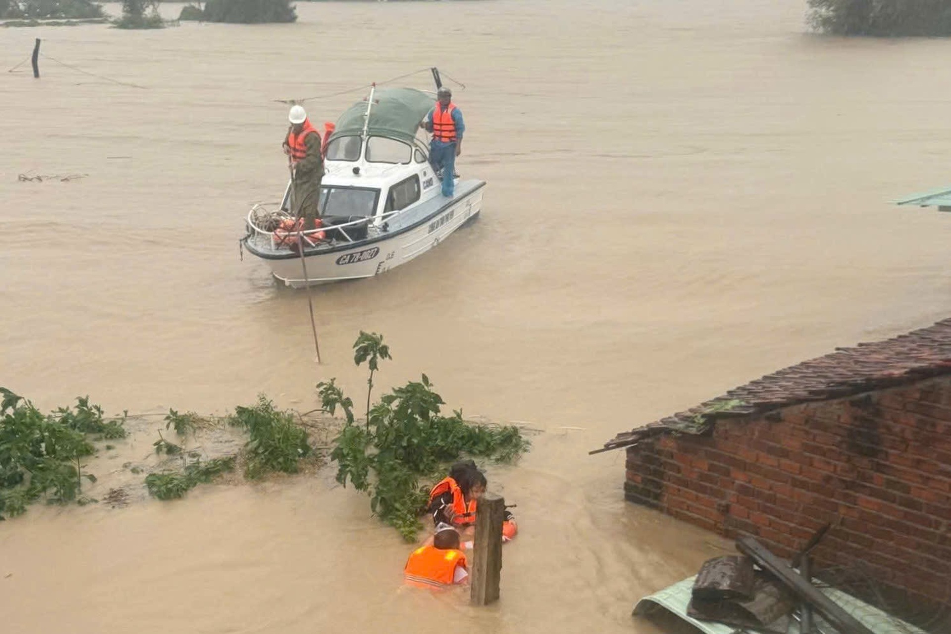 Nước dâng cao, lực lượng chức năng căng mình cứu dân trong lũ - 12 Nước dâng cao, lực lượng chức năng căng mình cứu dân trong lũ - 12
