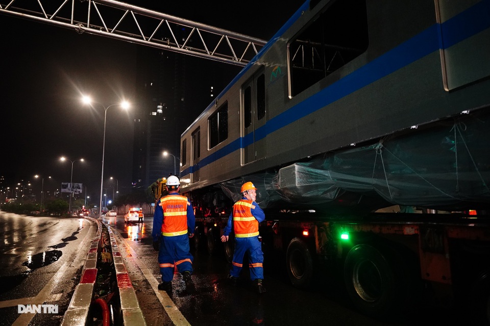 Sự cố hy hữu khi đoàn xe chở toa tàu Metro số 1 rời cảng Khánh Hội - 15 Sự cố hy hữu khi đoàn xe chở toa tàu Metro số 1 rời cảng Khánh Hội - 15