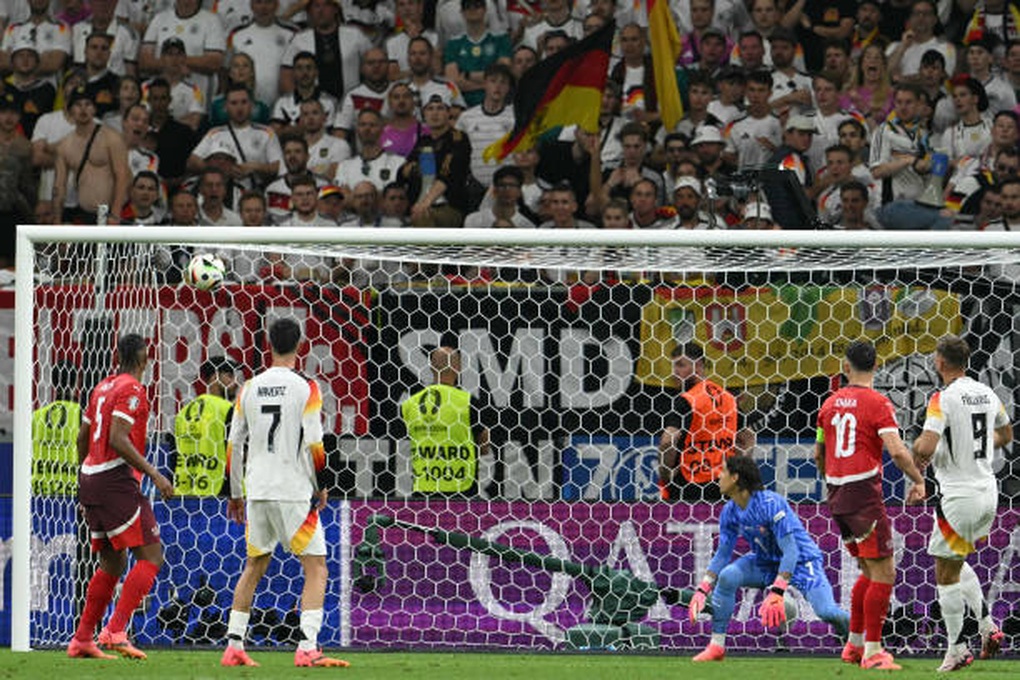 Thủ môn Manuel Neuer phá kỷ lục của huyền thoại Buffon ở Euro - 9