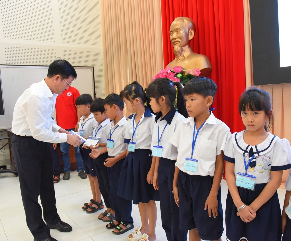 Tân Hiệp Phát tặng 1,2 tỷ đồng cho 600 học sinh khó khăn tại 4 tỉnh thành - 5