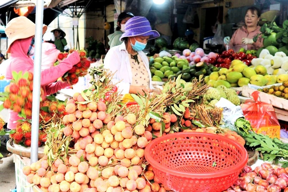 Chợ tết Đoan Ngọ hàng hóa phong phú, người dân thắt chặt chi tiêu - 1 Chợ tết Đoan Ngọ hàng hóa phong phú, người dân thắt chặt chi tiêu - 1