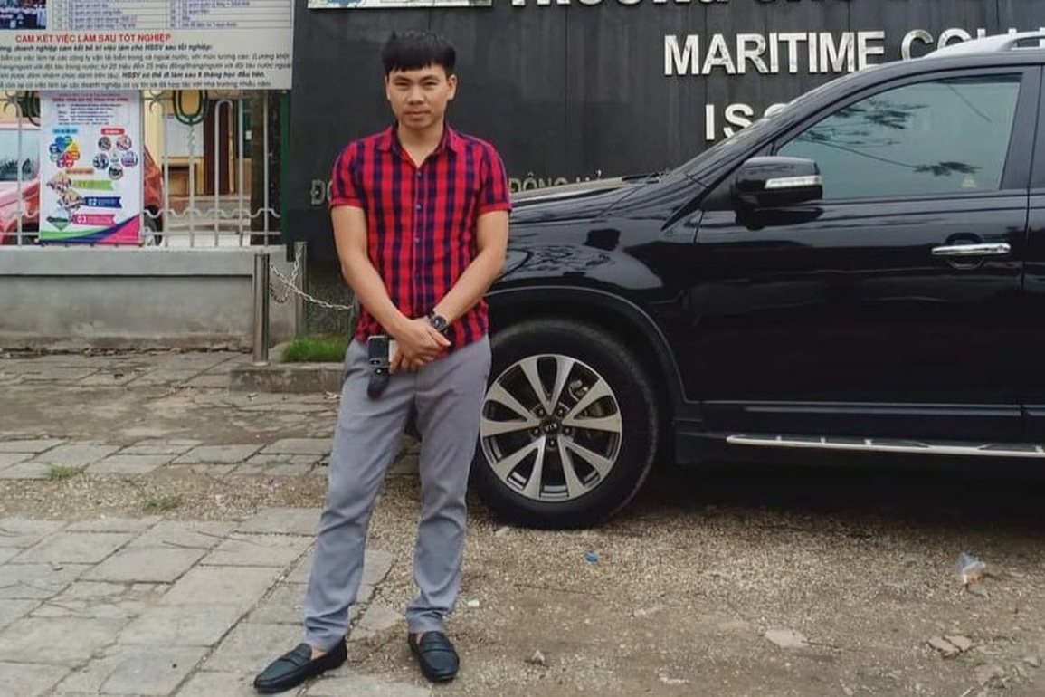 Bắt ông trùm lừa đảo qua mạng núp dưới vỏ bọc doanh nhân thành đạt - 2 Bắt ông trùm lừa đảo qua mạng núp dưới vỏ bọc doanh nhân thành đạt - 2