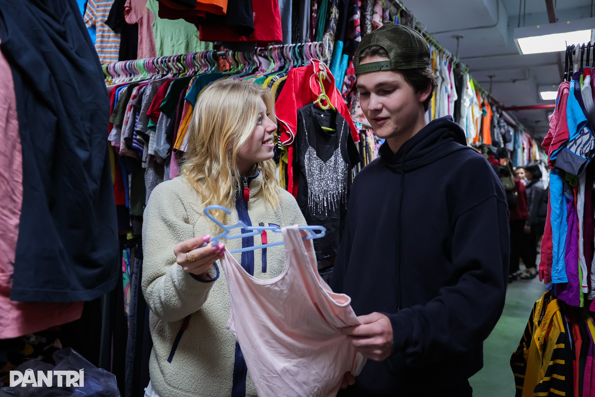 Khu chợ ẩn mình dưới lòng đất ở Hà Nội, khách nước ngoài thích thú ghé thăm - 4 Khu chợ ẩn mình dưới lòng đất ở Hà Nội, khách nước ngoài thích thú ghé thăm - 4