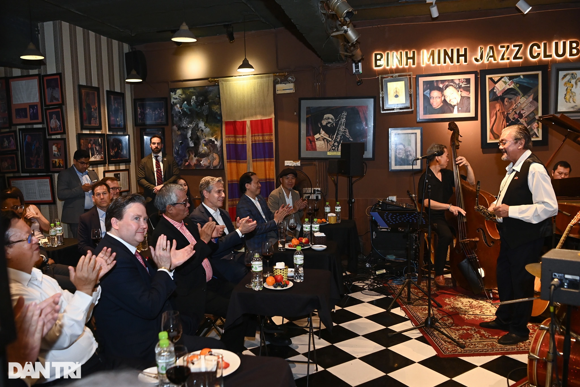 Ngoại trưởng Mỹ đi bộ phố cổ, nghe nhạc Jazz và ăn tối trên phố Tràng Tiền - 8 Ngoại trưởng Mỹ đi bộ phố cổ, nghe nhạc Jazz và ăn tối trên phố Tràng Tiền - 8