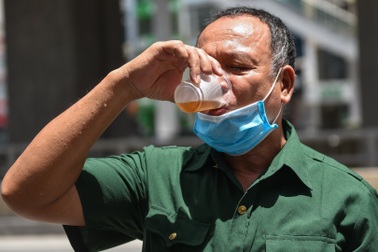 Hà Nội: Mát lòng trà chanh đá miễn phí giữa ngày nắng đỉnh điểm