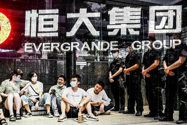 Diễn biến mới nhất vụ Evergrande: Người mua nhà le lói hy vọng được cứu