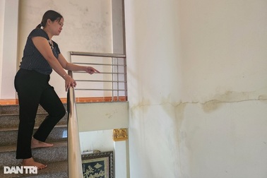 Gần chục nhà dân bị nứt bên cây cầu đang xây