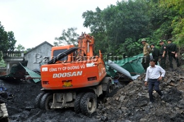 Bắt giữ 24 “than tặc” đào trộm than giữa khu dân cư