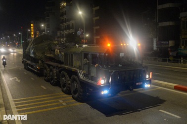 Xe pháo quân sự thực hiện nhiệm vụ A80 hành quân trong đêm về đơn vị