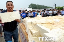 Người dân "sung sướng" thưởng thức miếng đậu phụ nặng 8 tấn