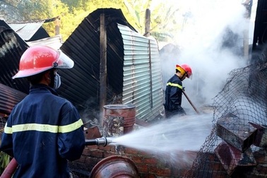 Xưởng ép dầu lạc bốc hỏa sau tiếng nổ lớn