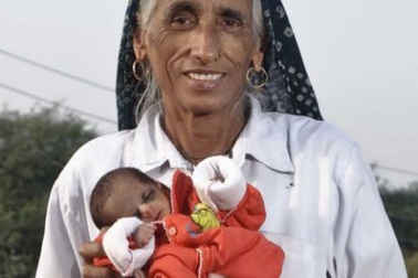 12 phụ nữ lớn tuổi nhất thế giới vẫn “liều mạng” sinh con