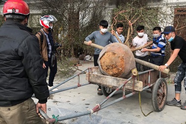 Mướt mồ hôi chuyển "Tết" tới mọi nhà, shipper có thêm niềm vui về thu nhập