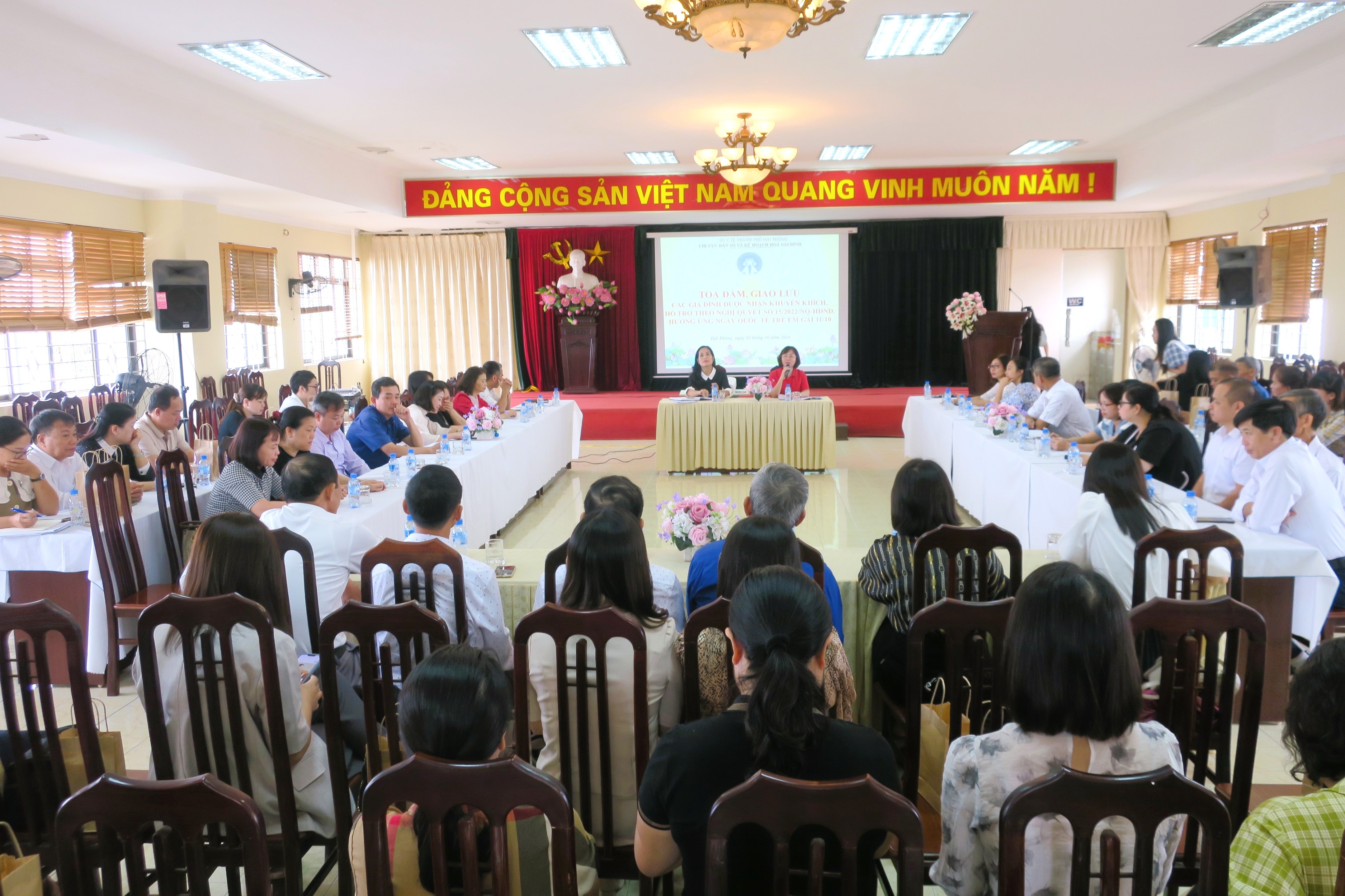 Багато пар, які народили двох дочок у Хайфоні, отримали підтримку у розмірі 5 мільйонів донгів - 2 Nhiều cặp vợ chồng sinh 2 con gái ở Hải Phòng được hỗ trợ 5 triệu đồng - 2