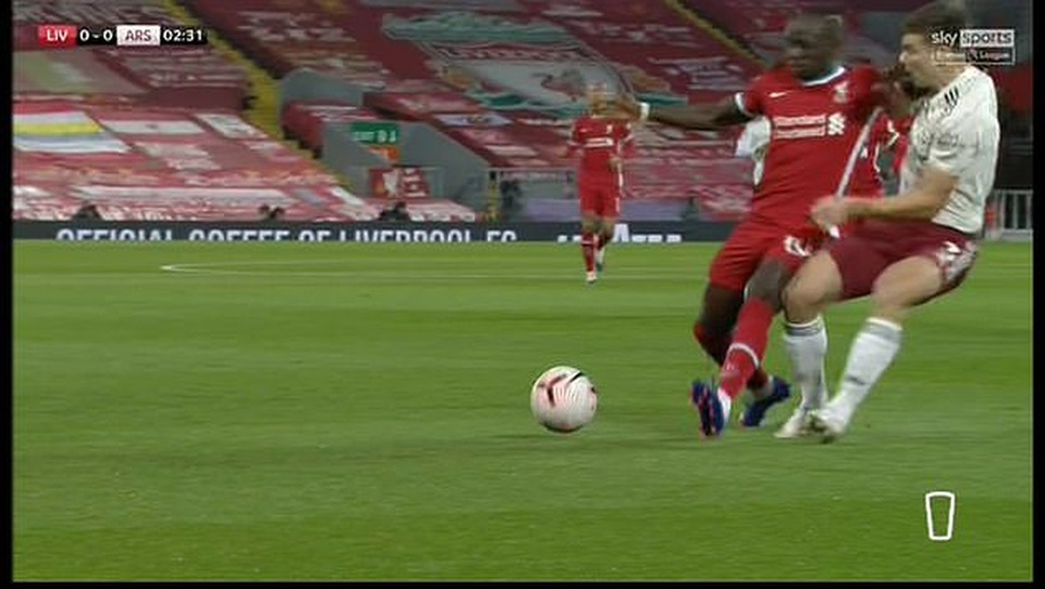 Sadio Mane may mắn thoát thẻ đỏ sau pha thúc cùi chỏ vào mặt đối thủ - 1 Sadio Mane may mắn thoát thẻ đỏ sau pha thúc cùi chỏ vào mặt đối thủ - 1