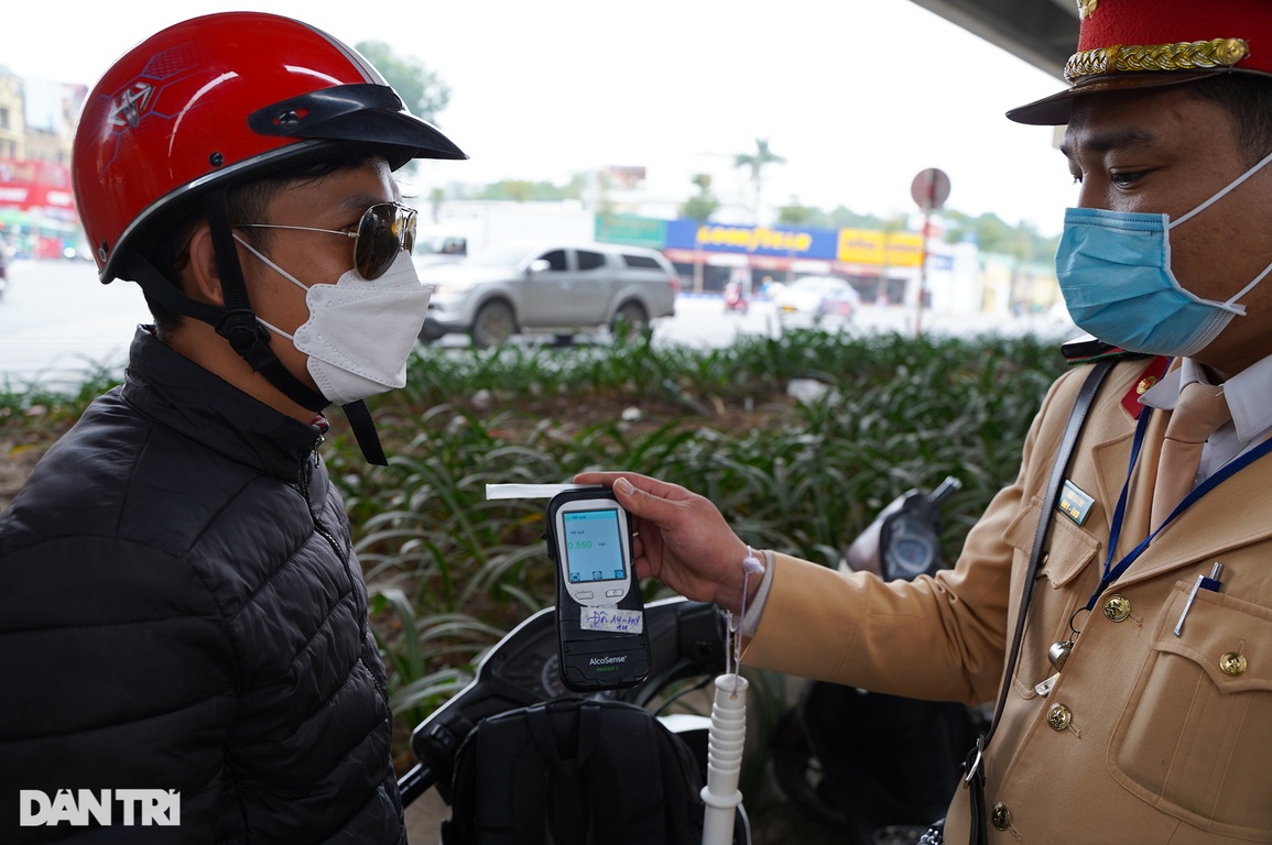 Ma men ở Hà Nội bị xử phạt vì vui miệng làm vài chén ngày cúng ông Táo - 4 Ma men ở Hà Nội bị xử phạt vì vui miệng làm vài chén ngày cúng ông Táo - 4