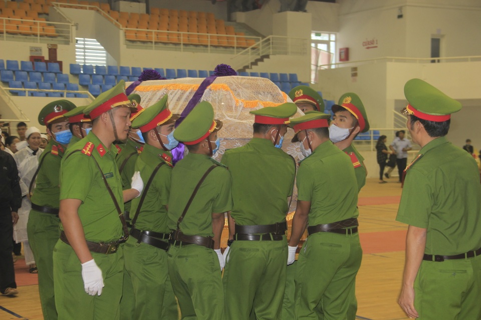 Hàng trăm đồng đội tiễn đưa liệt sĩ công an hy sinh khi giúp dân chống lũ - 10 Hàng trăm đồng đội tiễn đưa liệt sĩ công an hy sinh khi giúp dân chống lũ - 10