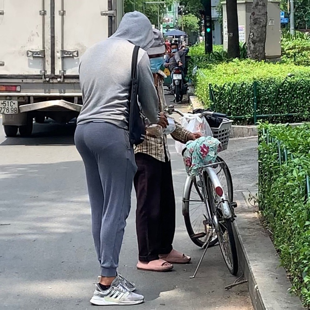 Hot boy ăn chay mỗi ngày đi trao cơm cho người nghèo khó khăn vì giãn cách - 5 Hot boy ăn chay mỗi ngày đi trao cơm cho người nghèo khó khăn vì giãn cách - 5