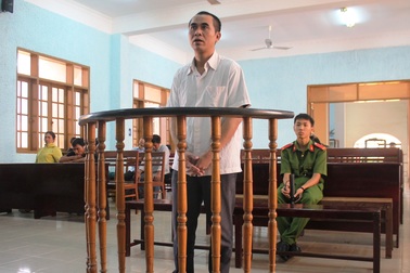 Thầy giáo tiểu học đánh chết bạn nhậu, lãnh án 12 năm tù