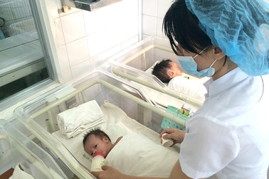 Tìm người thân của hai bé trai bị bỏ rơi