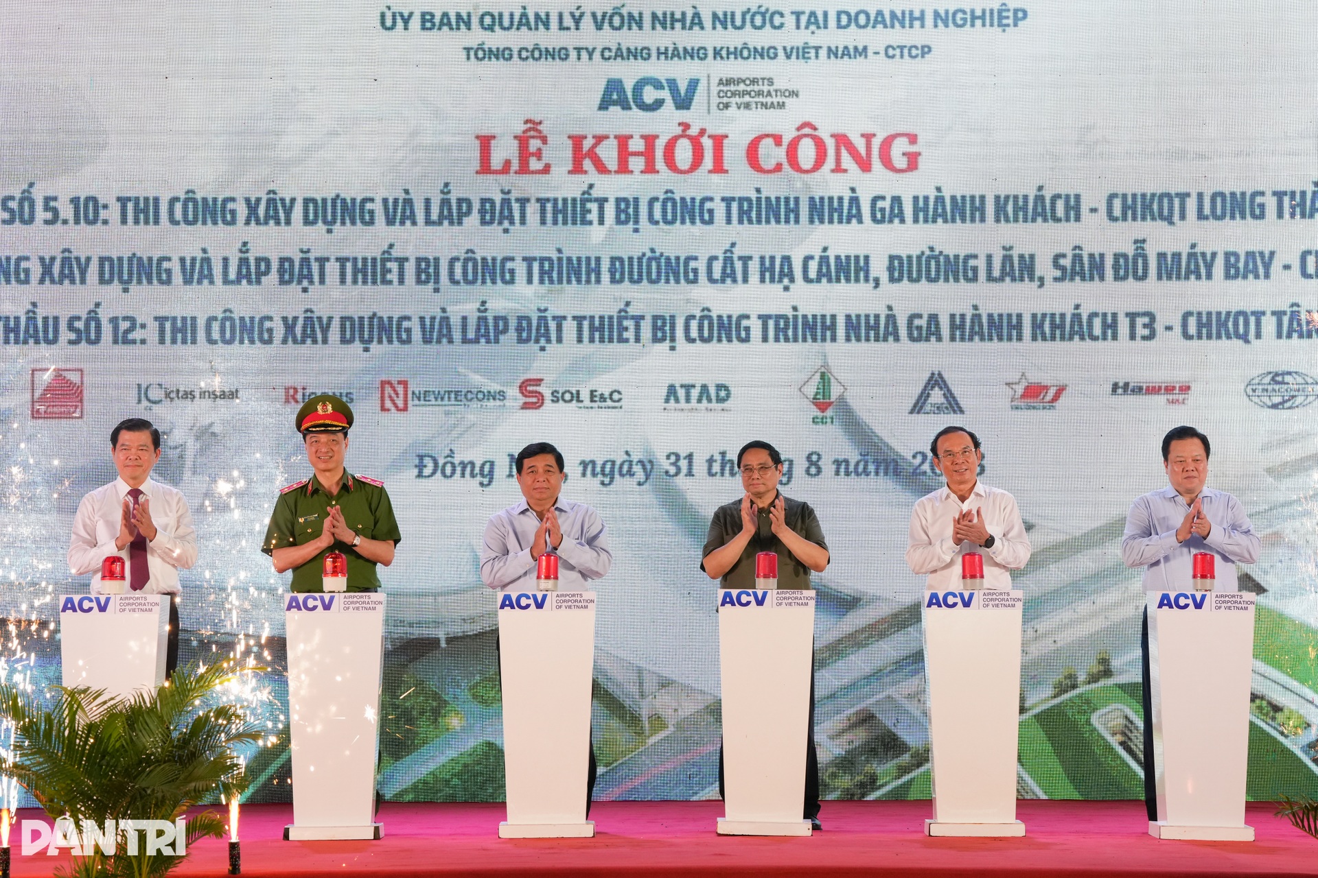 Công nhân, kỹ sư háo hức ngày khởi công nhà ga sân bay lớn nhất Việt Nam - 12 Công nhân, kỹ sư háo hức ngày khởi công nhà ga sân bay lớn nhất Việt Nam - 12