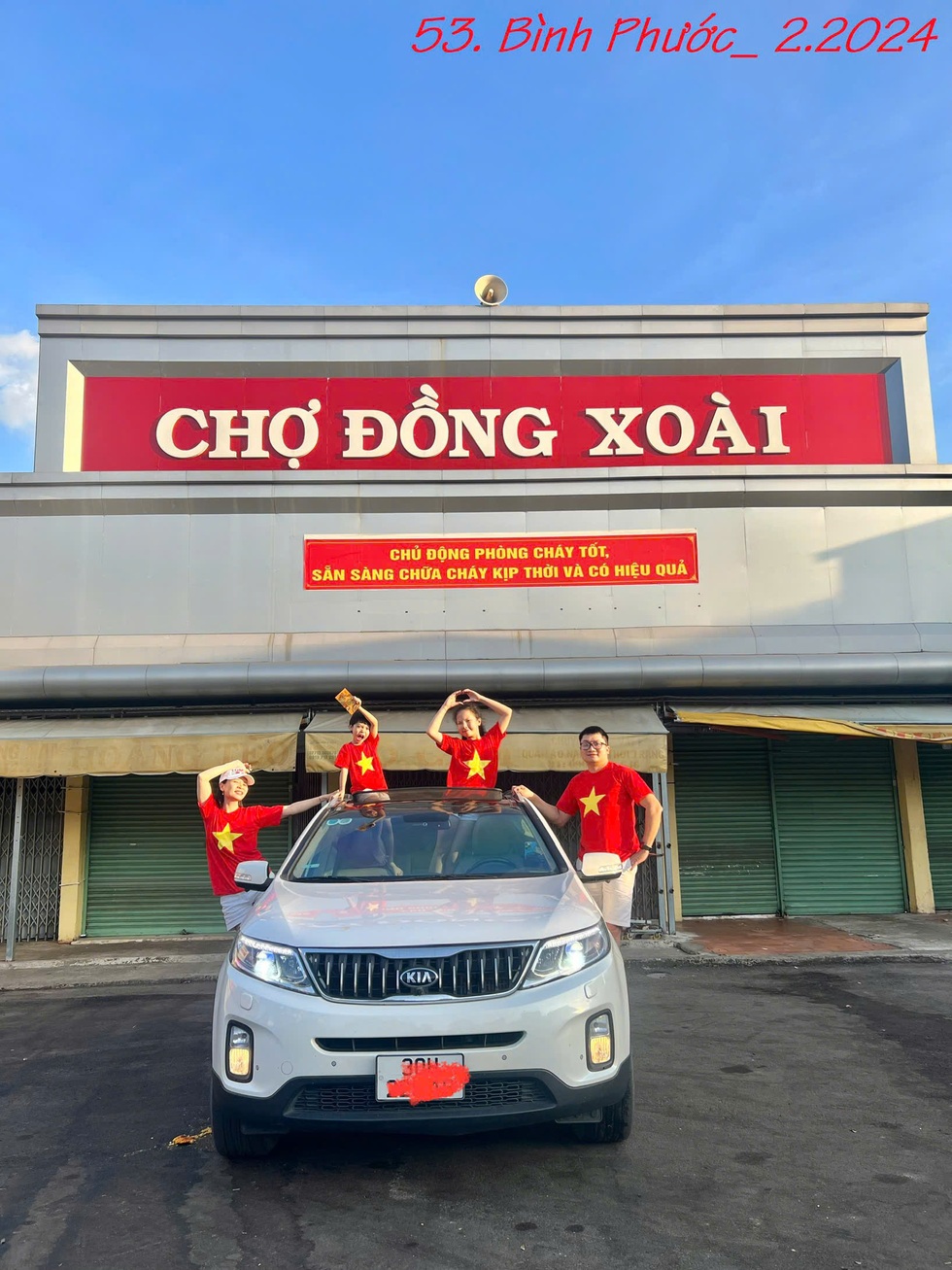 Gia đình ở Hà Nội mặc áo cờ đỏ sao vàng đi khắp Việt Nam chụp ảnh - 13 Gia đình ở Hà Nội mặc áo cờ đỏ sao vàng đi khắp Việt Nam chụp ảnh - 13