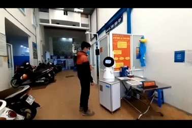 Robot tiếp tân do sinh viên sáng tạo được sử dụng trong bệnh viện