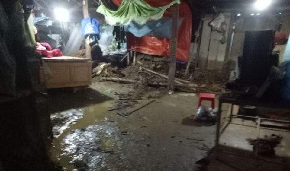 Mưa lũ gây sạt lở cầu đường, ngập nhà dân - 6 Mưa lũ gây sạt lở cầu đường, ngập nhà dân - 6