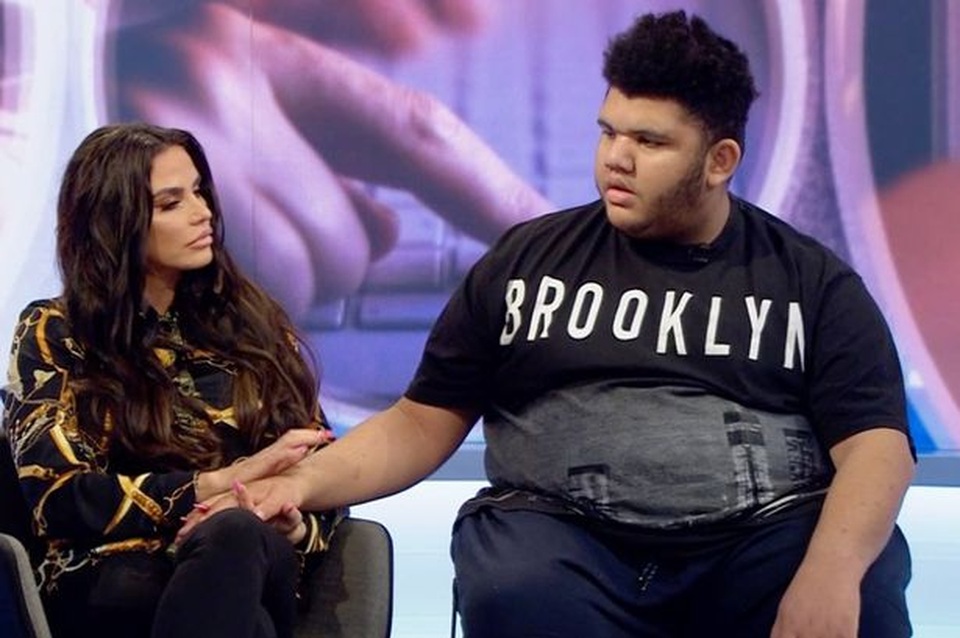 Katie Price tiết lộ con trai đập phá khi bị cấm ăn - 2 Katie Price tiết lộ con trai đập phá khi bị cấm ăn - 2