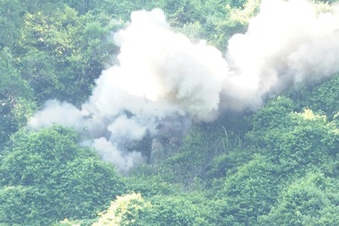 Dùng thuốc nổ phá khối đá nặng 30 tấn chênh vênh trên vách núi