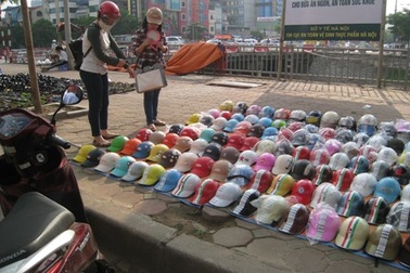 Hà Nội: Mũ bảo hiểm “rởm” tràn ngập trên phố
