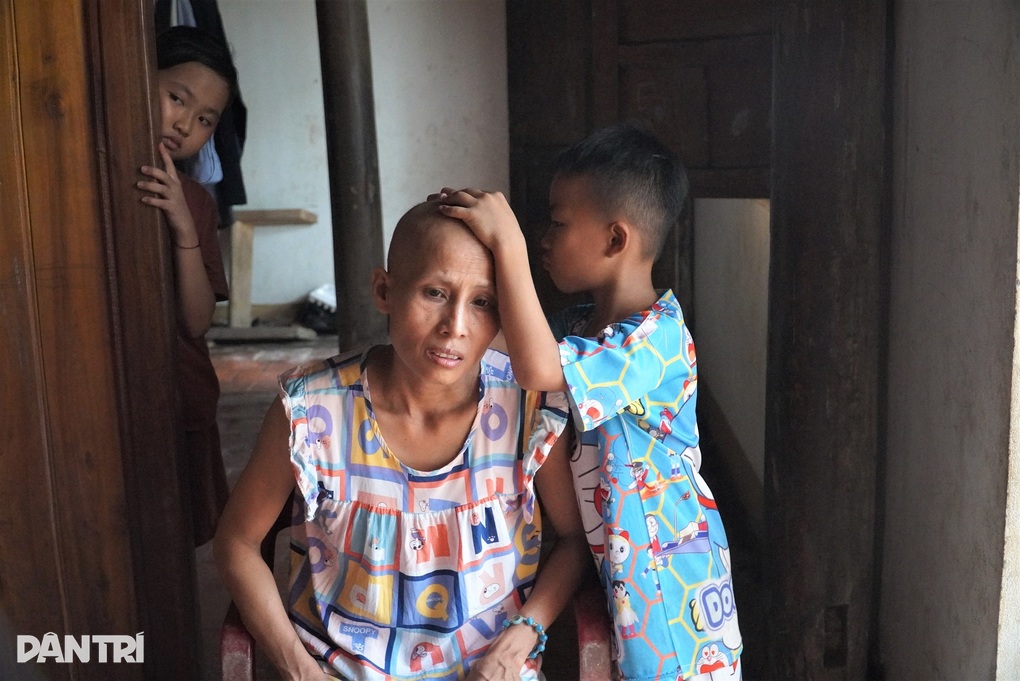 Người mẹ mắc ung thư mong kéo dài sự sống để lo cho 3 con nhỏ - 5 Người mẹ mắc ung thư mong kéo dài sự sống để lo cho 3 con nhỏ - 5