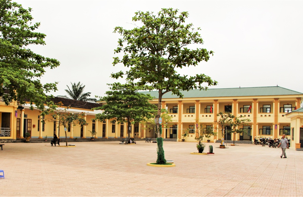 Nhiều phụ huynh dẫn con xuống thành phố phản đối sáp nhập trường - 3 Nhiều phụ huynh dẫn con xuống thành phố phản đối sáp nhập trường - 3