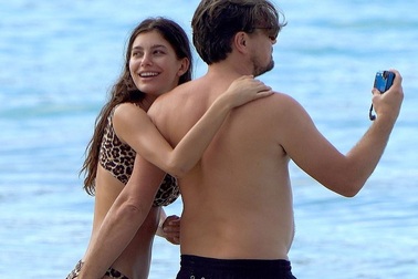 Leonardo DiCaprio lộ bụng phệ bên bạn gái trẻ
