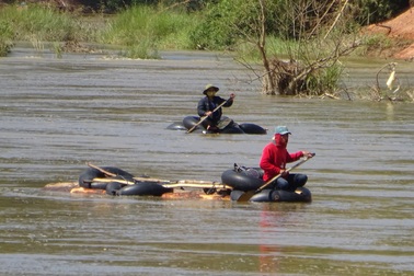 Truy bắt đoàn gỗ lậu ngang nhiên vượt sông giữa ban ngày