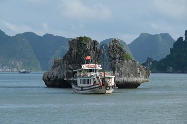 Du khách như "mất tích" khi ra vịnh Hạ Long vì không có sóng điện thoại