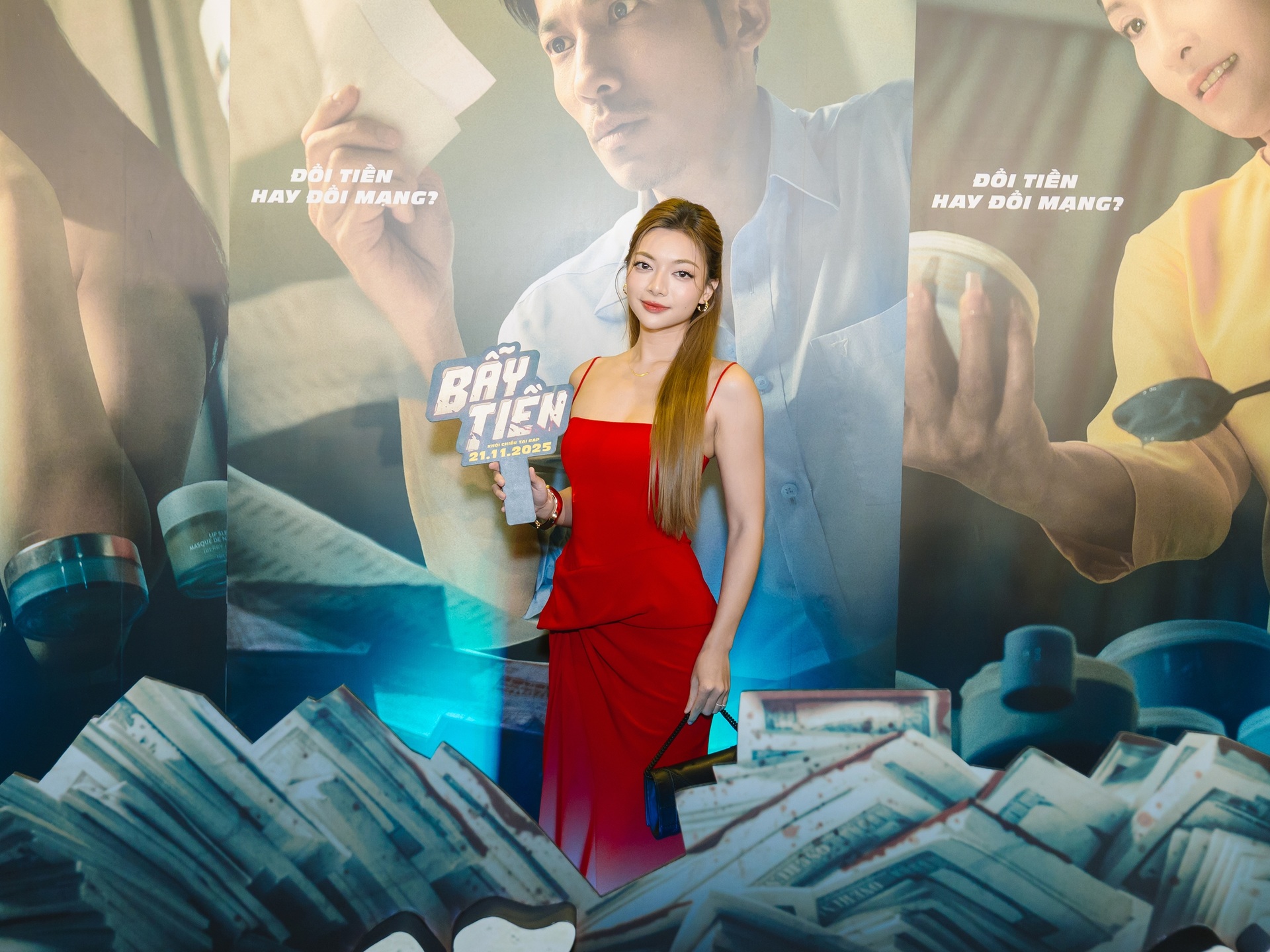 Tiếp viên gợi cảm Trâm Anh và Trương Thế Vinh né tránh nhau trên thảm đỏ - 10