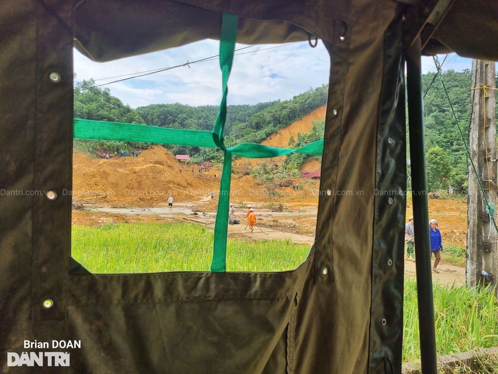 Ôm con thơ mỏi mòn ngóng chồng nằm dưới biển đất mênh mông - 3 Ôm con thơ mỏi mòn ngóng chồng nằm dưới biển đất mênh mông - 3
