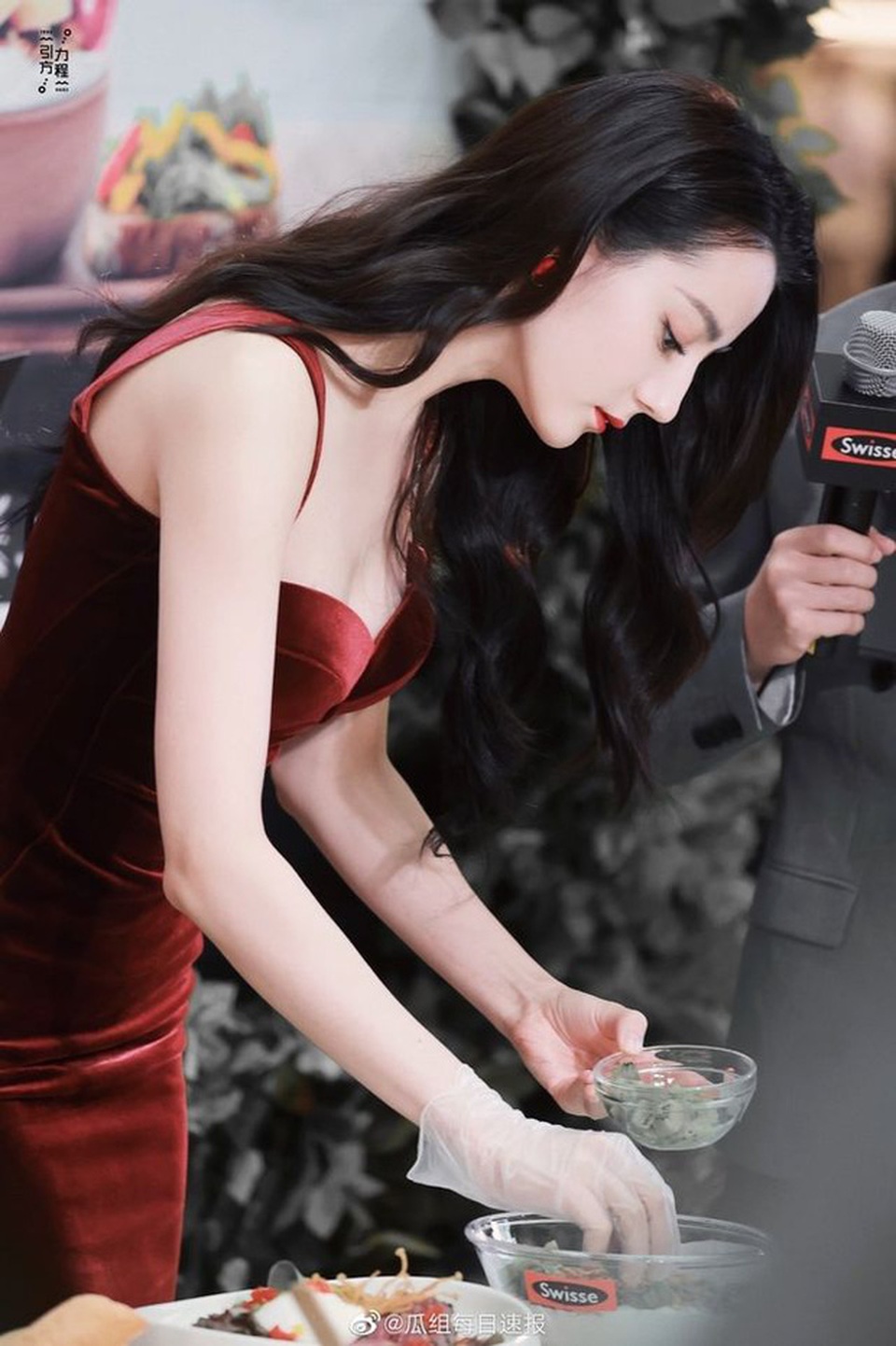 Địch Lệ Nhiệt Ba mặc ngày càng gợi cảm, phóng khoáng - 17 Địch Lệ Nhiệt Ba mặc ngày càng gợi cảm, phóng khoáng - 17