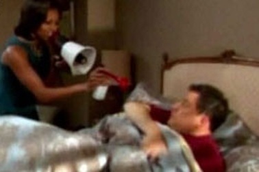 Đệ nhất phu nhân Mỹ đánh thức cử tri bằng còi, loa phóng thanh