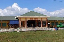 Cách chức Phó Ban quản lý chợ đưa người thân vào danh sách tiêm vaccine