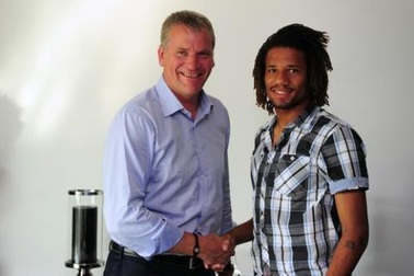 MU chiêu mộ chân sút trưởng thành từ trại trẻ mồ côi