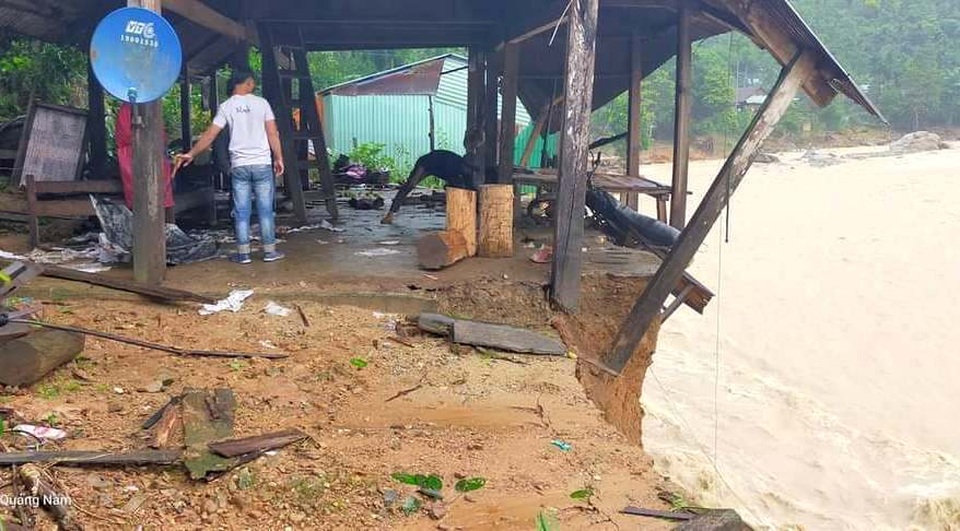 Lũ lớn cuốn trôi 14 nhà dân ở Trà Leng - 6 Lũ lớn cuốn trôi 14 nhà dân ở Trà Leng - 6